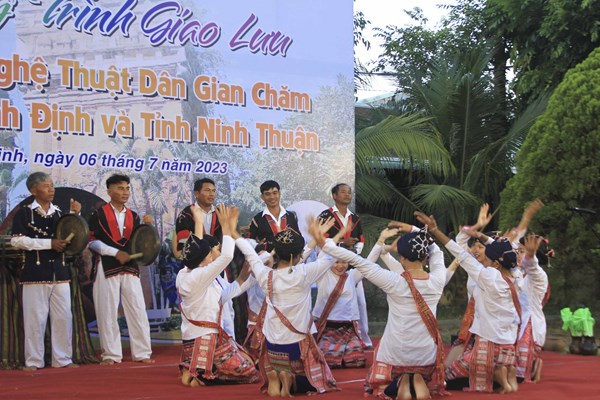 Biểu diễn nghệ thuật dân gian Chăm tại di tích quốc gia Tháp Đôi và Tháp Bánh Ít - Anh 3