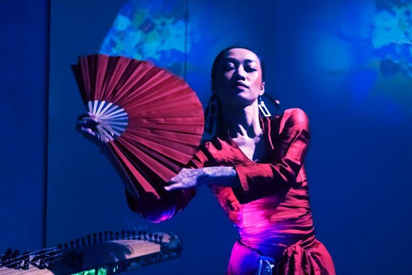 Kể câu chuyện mới về nghệ thuật truyền thống - Anh 1