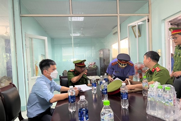Khởi tố, bắt tạm giam hai Phó giám đốc của hai Trung tâm đăng kiểm xe cơ giới về tội 'nhận hối lộ' - Anh 2