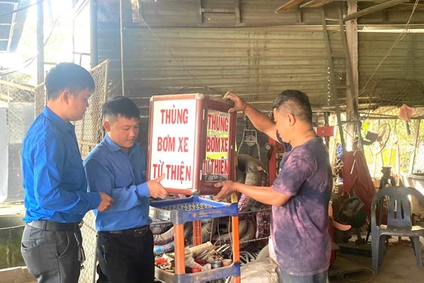 Thùng từ thiện của anh thợ sửa xe - Anh 2