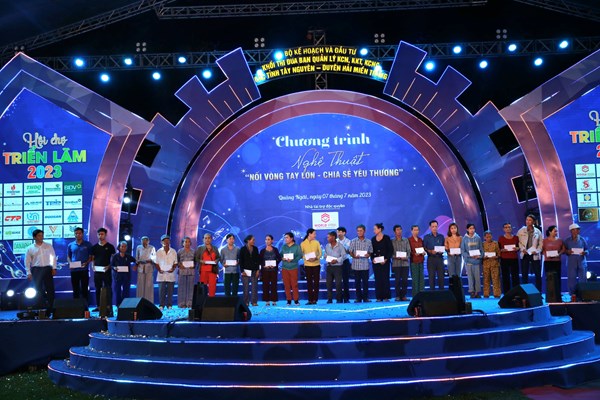 Ấm áp Chương trình nghệ thuật “Nối vòng tay lớn – Chia sẻ yêu thương” - Anh 3