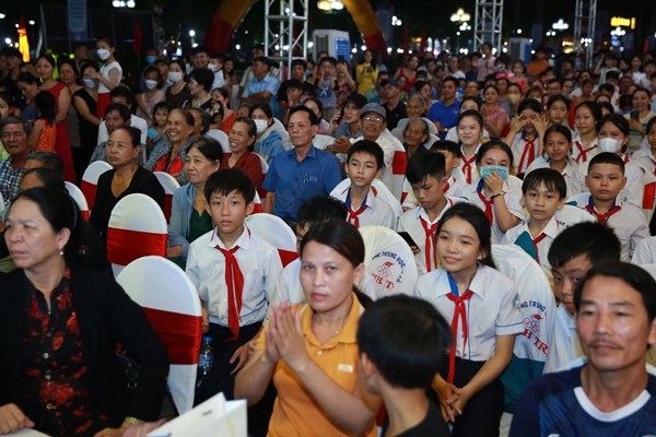 Ấm áp Chương trình nghệ thuật “Nối vòng tay lớn – Chia sẻ yêu thương” - Anh 4