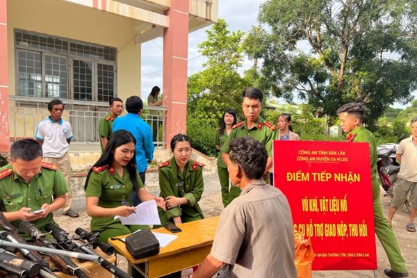 Đắk Lắk: Người dân giao nộp hơn 300 vũ khí, súng độ chế các loại - Anh 1