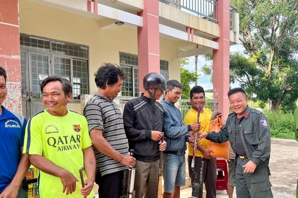 Đắk Lắk: Người dân giao nộp hơn 300 vũ khí, súng độ chế các loại - Anh 2