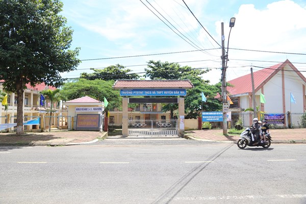 Chậm trả lương, trường cho giáo viên ký giấy mượn tiền (huyện Đắk Mil, Đắk Nông): Sở cũng... bất ngờ! - Anh 1