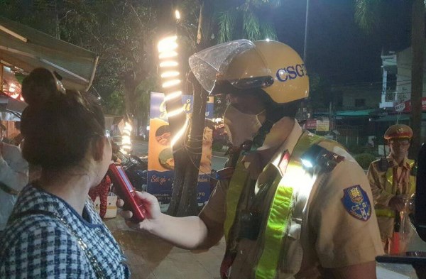 Cán bộ công an bị phạt 46 triệu đồng vì vi phạm nồng độ cồn, gây TNGT - Anh 1