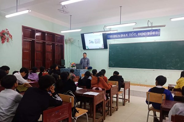 Quảng Ngãi chi 62 tỉ đồng mua sắm trang thiết bị dạy và học - Anh 1