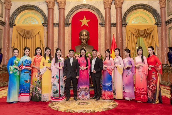 Phát huy, quảng bá áo dài Việt Nam với bộ sưu tập “Việt Nam gấm hoa” - Anh 1