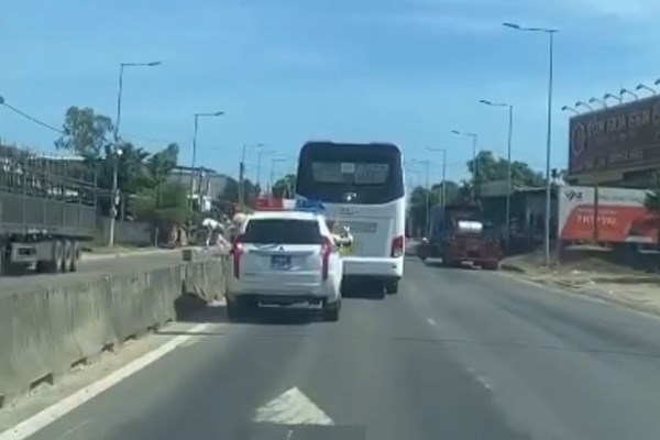 Xử phạt tài xế điều khiển ô tô khách có hành vi cản trở đoàn xe ưu tiên - Anh 1