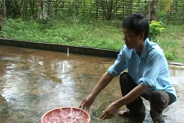 Đảm bảo nước sạch, vệ sinh môi trường trong mùa mưa lũ - Anh 1