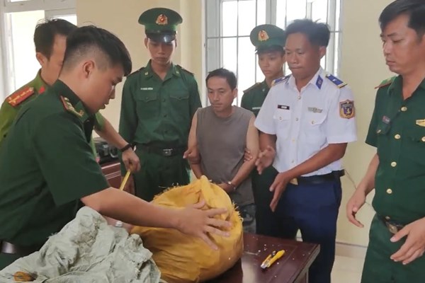 Bắt đối tượng mua bán, vận chuyển trái phép vật liệu nổ - Anh 1