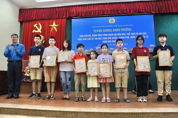 Công đoàn Bộ VHTTDL: Lễ báo công dâng Bác và trao thưởng học sinh đạt thành tích cao - Anh 2