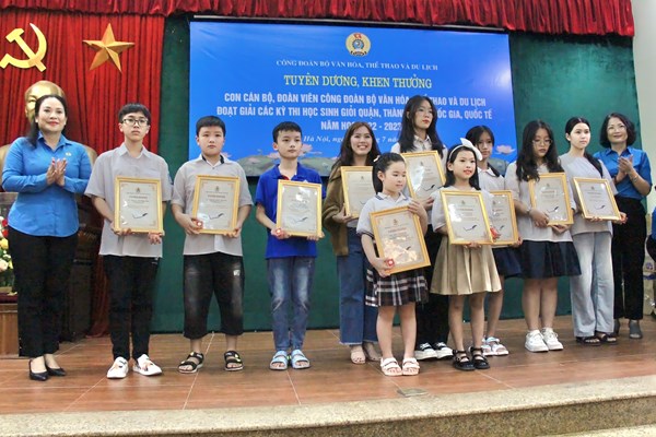 Công đoàn Bộ VHTTDL: Lễ báo công dâng Bác và trao thưởng học sinh đạt thành tích cao - Anh 3