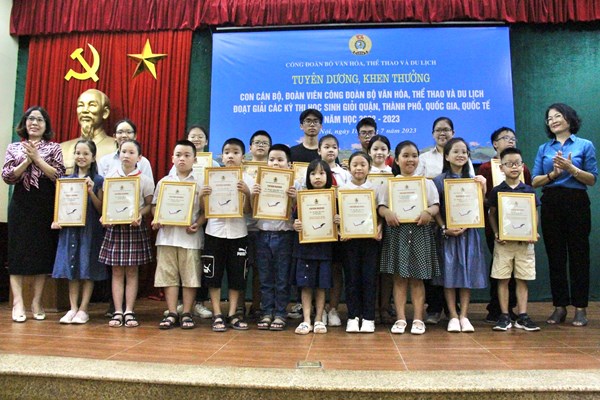 Công đoàn Bộ VHTTDL: Lễ báo công dâng Bác và trao thưởng học sinh đạt thành tích cao - Anh 4