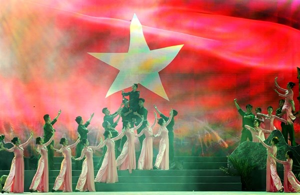 Cầu truyền hình trực tiếp Bản hùng ca bất diệt : Khúc tráng ca về những cánh hoa bất tử - Anh 1