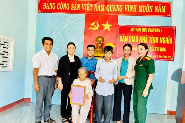 Bộ Tham mưu Quân khu 5 bàn giao nhà tình nghĩa cho vợ liệt sĩ - Anh 2