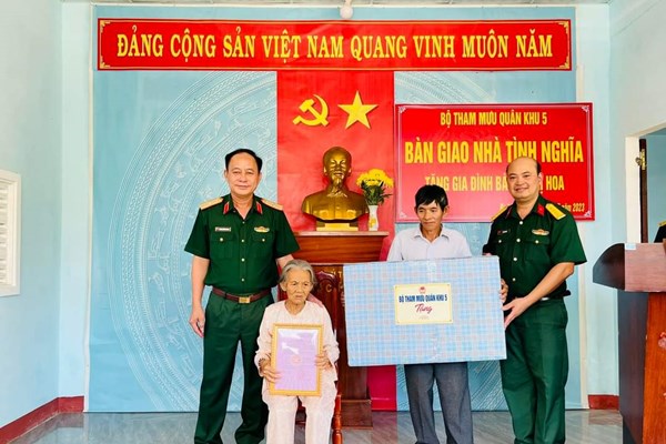 Bộ Tham mưu Quân khu 5 bàn giao nhà tình nghĩa cho vợ liệt sĩ - Anh 1