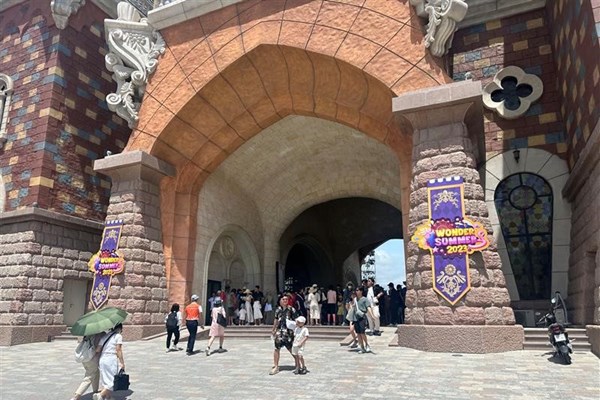 Hàng ngàn du khách nô nức “trẩy hội” Vinpearl Nha Trang ngóng thần tượng - Anh 4