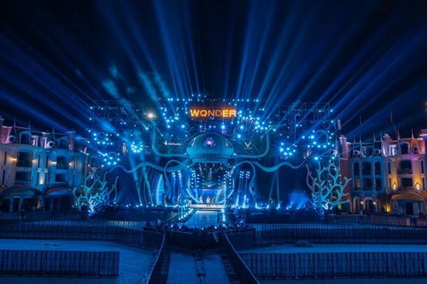Hàng ngàn du khách nô nức “trẩy hội” Vinpearl Nha Trang ngóng thần tượng - Anh 5