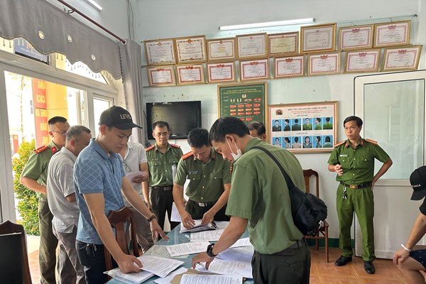 Triệt phá đường dây cho vay lãi nặng do người nước ngoài điều hành, thu lợi bất chính trên 8.000 tỉ đồng - Anh 1