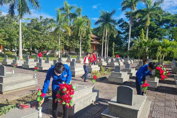 Chăm sóc nghĩa trang liệt sĩ là một nét đẹp truyền thống văn hóa - Anh 1