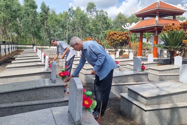 Chăm sóc nghĩa trang liệt sĩ là một nét đẹp truyền thống văn hóa - Anh 3