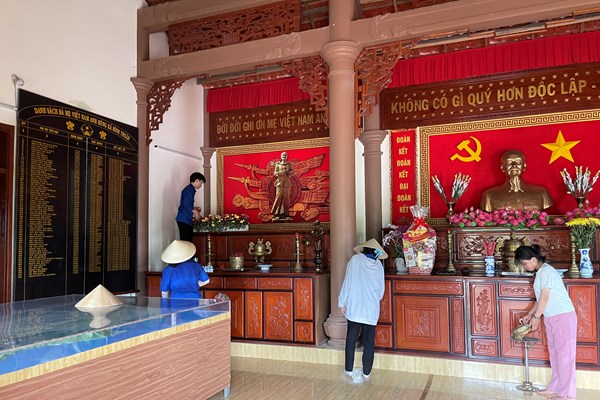 Chăm sóc nghĩa trang liệt sĩ là một nét đẹp truyền thống văn hóa - Anh 2