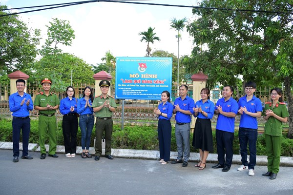 Ngày cao điểm ‘Tình nguyện chung tay xây dựng nông thôn mới” - Anh 1