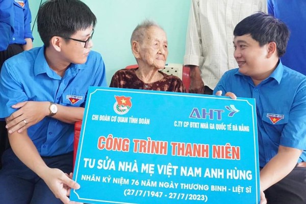 Tuổi trẻ Quảng Ngãi tri ân các Anh hùng liệt sĩ, gia đình có công với cách mạng - Anh 5