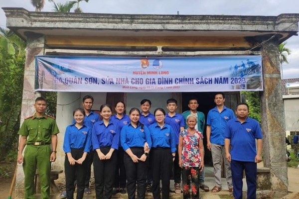 Tuổi trẻ Quảng Ngãi tri ân các Anh hùng liệt sĩ, gia đình có công với cách mạng - Anh 1