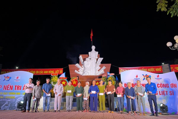Tuổi trẻ Quảng Ngãi tri ân các Anh hùng liệt sĩ, gia đình có công với cách mạng - Anh 4
