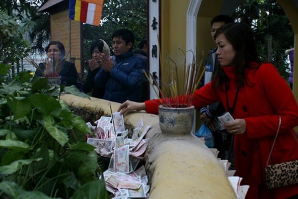 Việc tiếp nhận, kiểm điểm tiền công đức tại di tích: Vì sao băn khoăn về tính khách quan...? - Anh 1