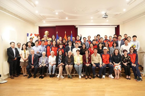 Đại sứ quán VN tại Pháp chào đón đội tuyển bóng chuyền nữ VN sang thi đấu - Anh 1