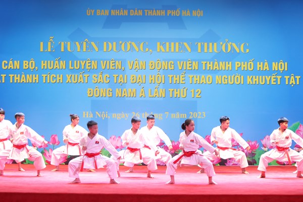 Hà Nội tuyên dương khen thưởng HLV, VĐV người khuyết tật - Anh 1