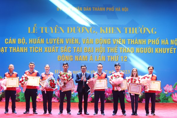 Hà Nội tuyên dương khen thưởng HLV, VĐV người khuyết tật - Anh 4