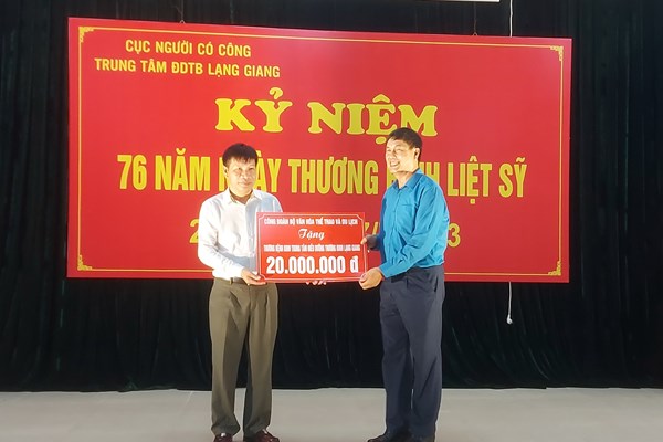 Nghệ sĩ Bộ VHTTDL biểu diễn nghệ thuật phục vụ thương, bệnh binh tại Bắc Giang - Anh 1