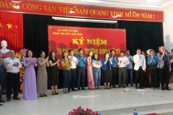 Nghệ sĩ Bộ VHTTDL biểu diễn nghệ thuật phục vụ thương, bệnh binh tại Bắc Giang - Anh 7