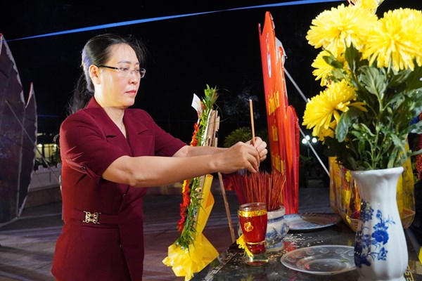 Quảng Ngãi: Dâng hương và thắp nến tri ân các Anh hùng liệt sĩ - Anh 1