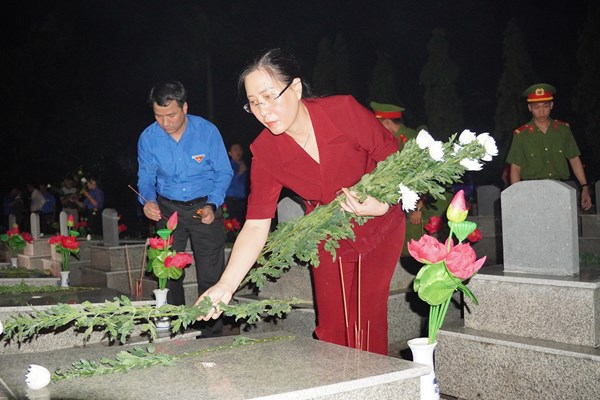 Quảng Ngãi: Dâng hương và thắp nến tri ân các Anh hùng liệt sĩ - Anh 2