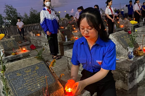 Quảng Ngãi: Dâng hương và thắp nến tri ân các Anh hùng liệt sĩ - Anh 4