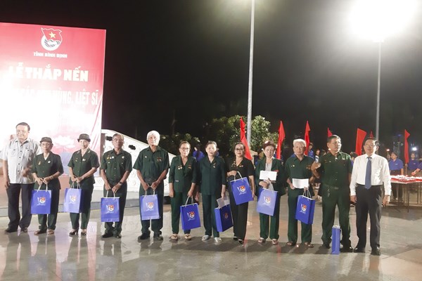 Bình Định: Thắp hơn 30.000 ngọn nến tưởng nhớ các Anh hùng liệt sĩ - Anh 1