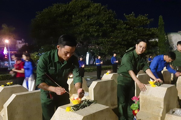 Bình Định: Thắp hơn 30.000 ngọn nến tưởng nhớ các Anh hùng liệt sĩ - Anh 3