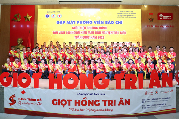 Tôn vinh 100 người hiến máu tiêu biểu toàn quốc năm 2023 - Anh 2