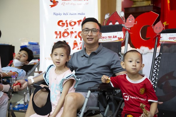 Cha hiến máu để tri ân những người đã cứu giúp con gái - Anh 1