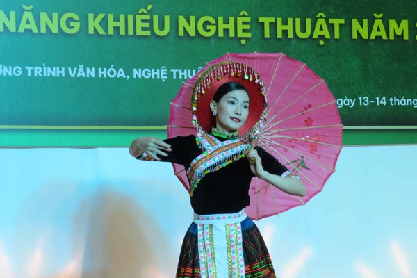 Học phí đại học tăng cao - Anh 1