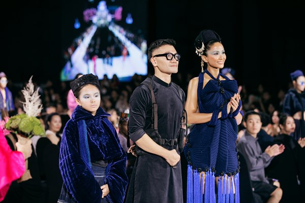 Người trẻ “thắp lửa” cho thời trang xanh - Anh 1