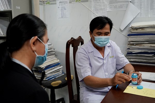 Khó khăn trong tự nguyện xét nghiệm: Trẻ nhiễm HIV bỏ lỡ cơ hội điều trị sớm - Anh 1
