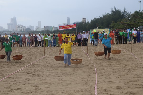Đà Nẵng: Ngư dân hưởng ứng Ngày hội miền biển - Anh 6