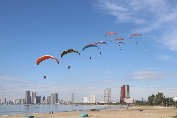 120 VĐV tham gia Giải Dù lượn “Bay trên Tiên Sa” - Anh 1