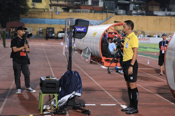 Vòng ba giai đoạn II V.League 1-2023: VAR và ngôi đầu đổi chủ - Anh 1